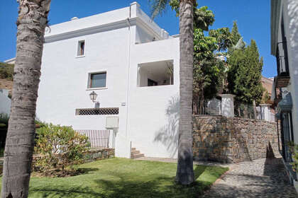 House for sale in El Paraiso, Estepona, Málaga. 