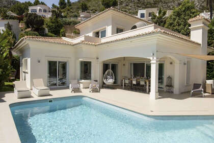 Cluster house for sale in Moraira, Alicante. 