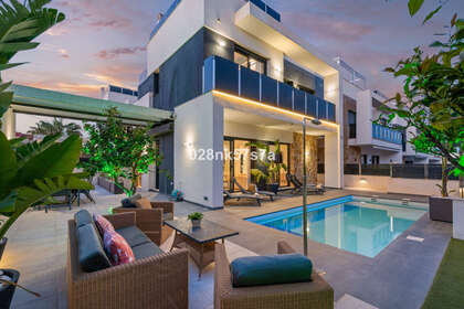 Cluster house for sale in Dehesa de Campoamor, Alicante. 