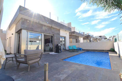 Cluster house for sale in Villamartín, Alicante. 