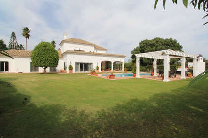 Cluster house for sale in Sotogrande, Cádiz. 