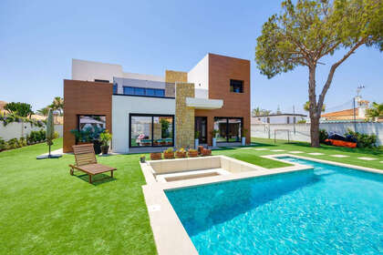 Cluster house for sale in Torrevieja, Alicante. 