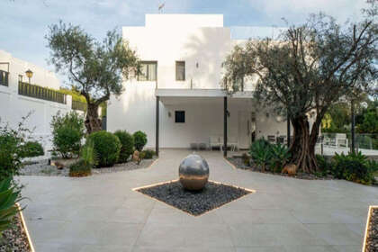 Cluster house for sale in Nueva andalucia, Málaga. 