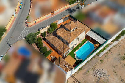 Cluster house for sale in Alicante. 