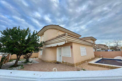 Cluster house for sale in Torrevieja, Alicante. 