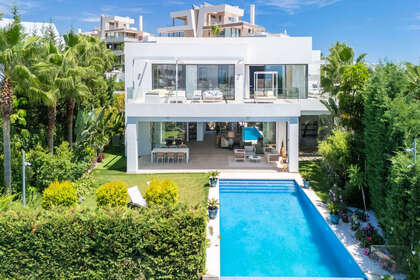 Cluster house for sale in Puerto de Cabopino, Marbella, Málaga. 