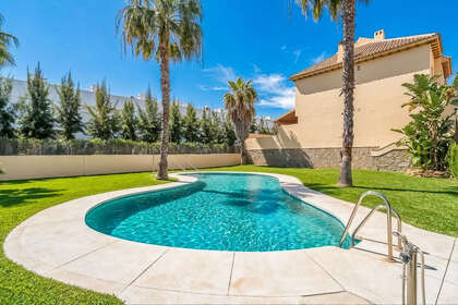 House for sale in Calahonda, Mijas, Málaga. 