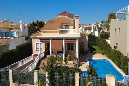 Cluster house for sale in Torrevieja, Alicante. 