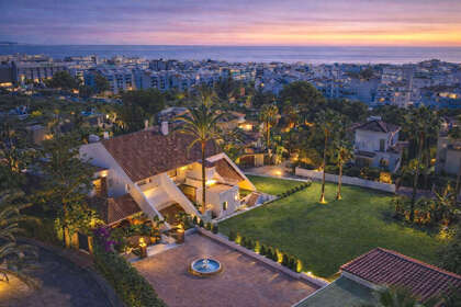 Cluster house for sale in Puerto Banús, Málaga. 