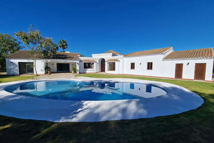 Cluster house for sale in Sotogrande, Cádiz. 