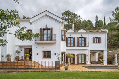 Cluster house for sale in Benahavís, Málaga. 