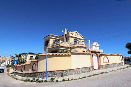 Cluster house for sale in Villamartín, Alicante. 