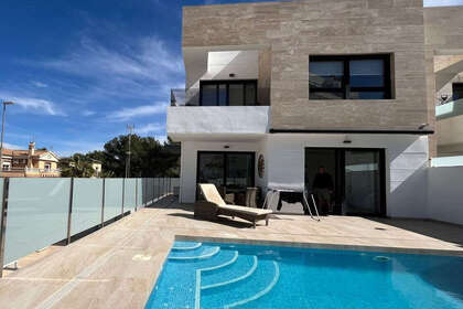 Cluster house for sale in Villamartín, Alicante. 