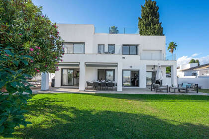 Cluster house for sale in Nueva andalucia, Málaga. 