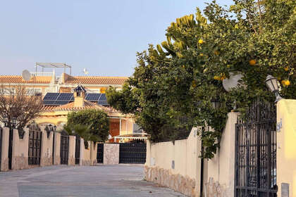 Reihenhaus zu verkaufen in Orihuela-Costa, Alicante. 