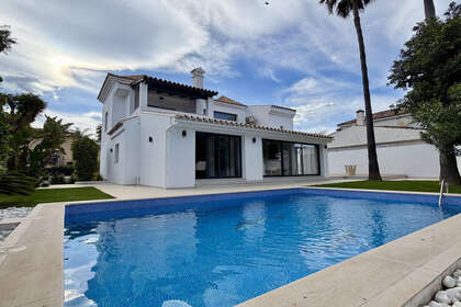 Casa Cluster venda em Puerto Banús, Málaga. 