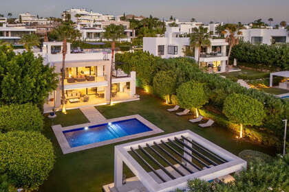Chalet Adosado venta en Nueva andalucia, Málaga. 
