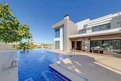 Cluster house for sale in Torrevieja, Alicante. 