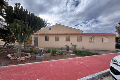 Cluster house for sale in Torrevieja, Alicante. 