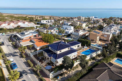 Cluster house for sale in Torrevieja, Alicante. 