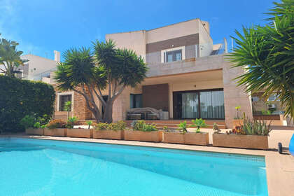 Cluster house for sale in Torrevieja, Alicante. 