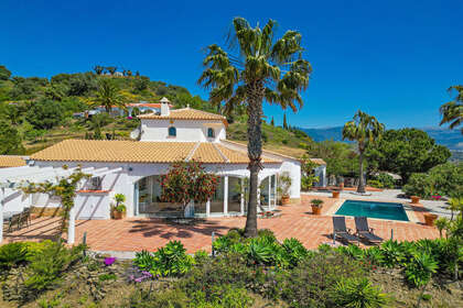 Cluster house for sale in Arenas, Málaga. 
