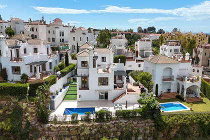 Cluster house for sale in Estepona, Málaga. 