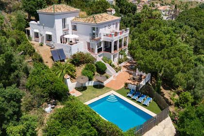 Cluster house for sale in Estepona, Málaga. 