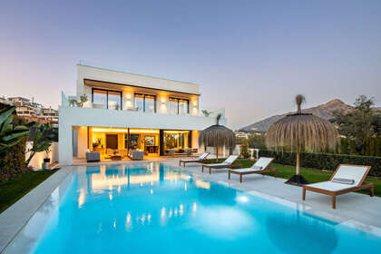Cluster house for sale in Nueva andalucia, Málaga. 
