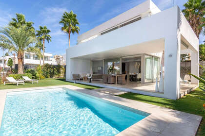 Rijtjeshuizen verkoop in Río Real, Marbella, Málaga. 