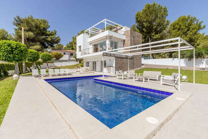 Cluster house for sale in Moraira, Alicante. 