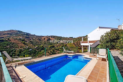 Cluster house for sale in Frigiliana, Málaga. 