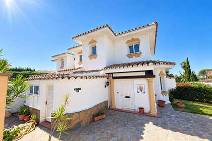Domy na prodej v El Paraiso, Estepona, Málaga. 