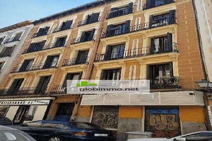 Building for sale in Madrid. 