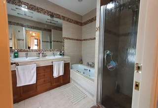 suite bathroom
