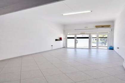 Commercial premise for sale in Avda. Villa de Madrid, Vélez-Málaga. 