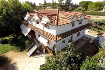 House for sale in Valdemorillo, Madrid. 