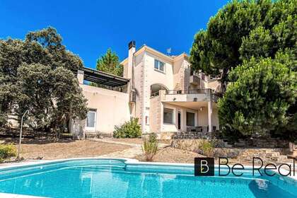 House for sale in Valdemorillo, Madrid. 