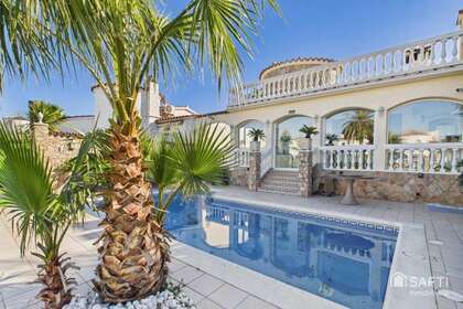 House for sale in Empuriabrava, Girona. 