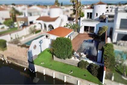 House for sale in Empuriabrava, Girona. 