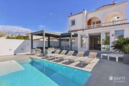 House for sale in Empuriabrava, Girona. 