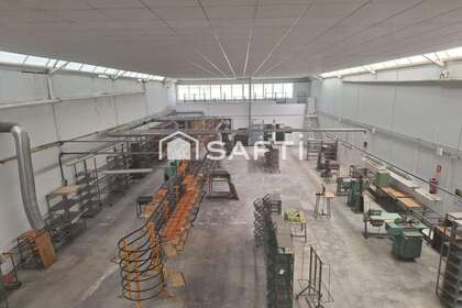 Commercial premise for sale in Villena, Alicante. 