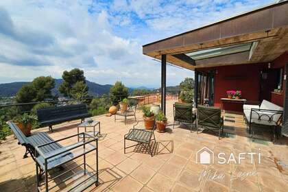 House for sale in Barcelona. 