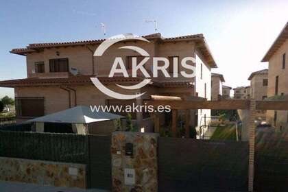 House for sale in Navas del Rey, Madrid. 