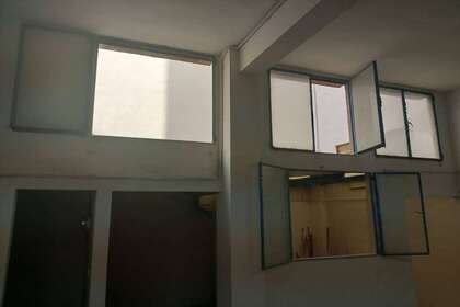 Commercial premise for sale in Gandia, Valencia. 