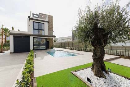 House for sale in Dehesa de Campoamor, Alicante. 