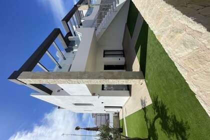 Cluster house for sale in Torrevieja, Alicante. 