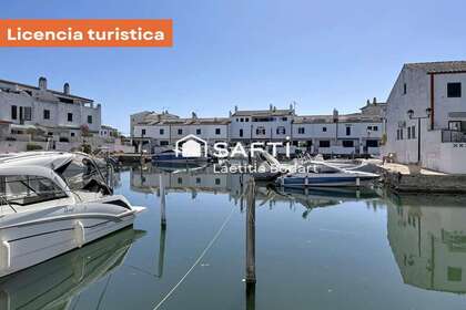 Cluster house for sale in Empuriabrava, Girona. 