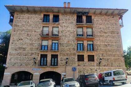 平 进入 Toledo. 