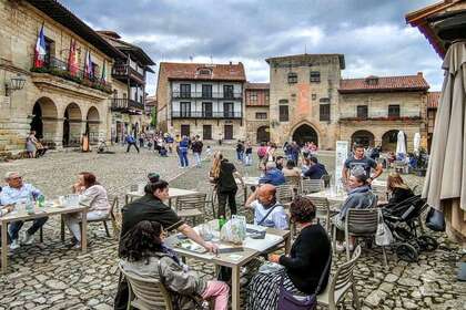 情节 出售 进入 Santillana del Mar, Cantabria. 